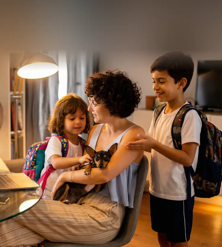 Mãe com os filhos e o cachorro na sala, com o notebook na mesa